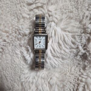 Womens Vintage Watch Carriage By Timex Two Tone Silver Gold Tone T9 Quartz Class